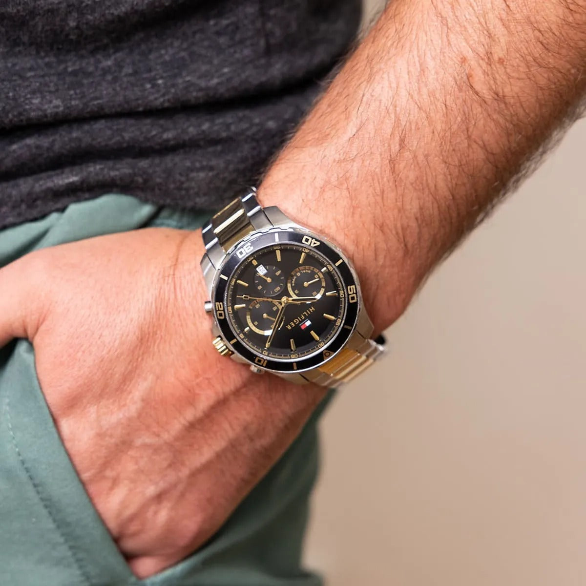 Tommy Hilfiger Montre Chronographe Bicolore Élégante Homme