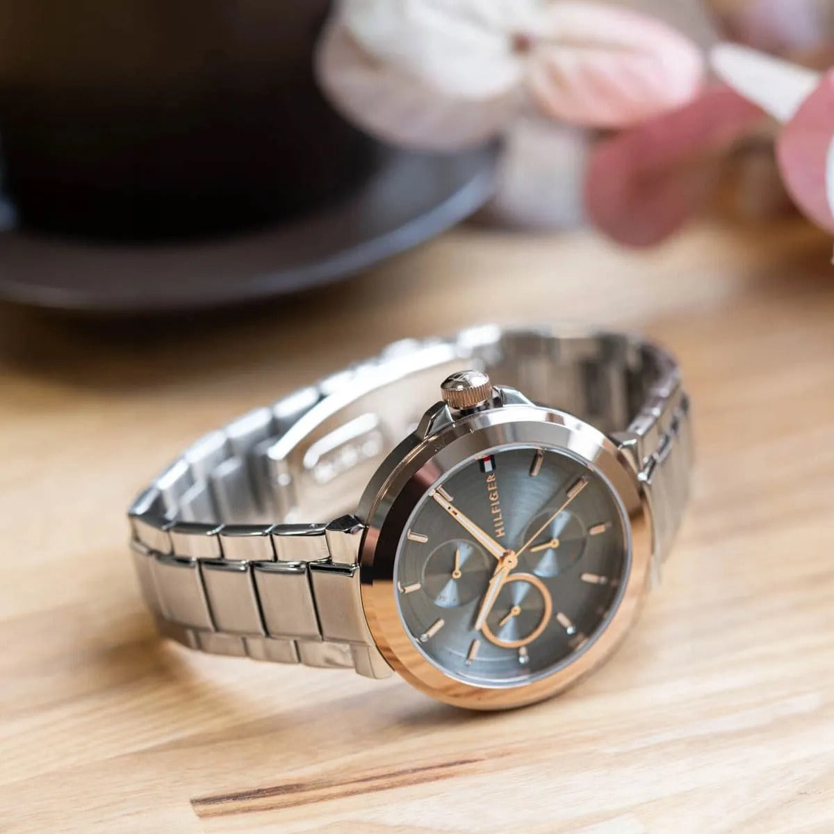 Tommy Hilfiger Montre Élégante Bicolore Femme